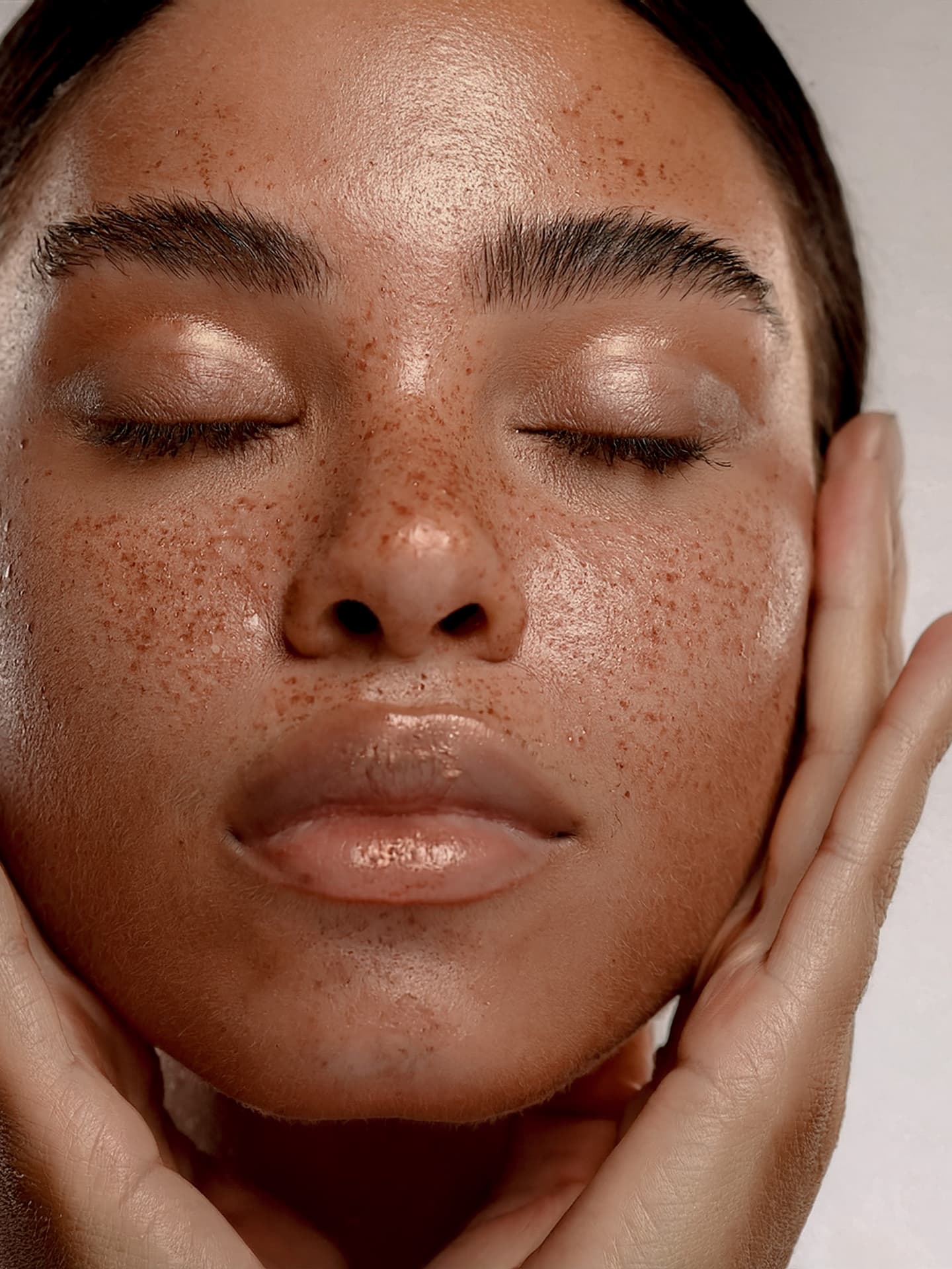 Close-up of radiant, freckled skin after the Éclat de Peau routine